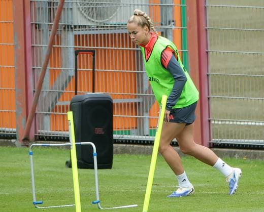 12.09.2025, FC Bayern Trainingsgelaende, Saebenerstrasse Muenchen, Fussball, im Bild: Musikbox und Giulia Gwinn (FC Bayern)