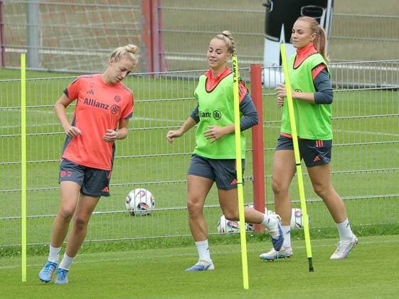 12.09.2025, FC Bayern Trainingsgelaende, Saebenerstrasse Muenchen, Fussball, im Bild: Carolin Simon (FC Bayern), Giulia Gwinn (FC Bayern) und Glodis Perla Viggosdottir (FC Bayern)