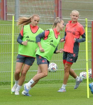12.09.2025, FC Bayern Trainingsgelaende, Saebenerstrasse Muenchen, Fussball, im Bild: Glodis Perla Viggosdottir (FC Bayern), Giulia Gwinn (FC Bayern) und Pernille Harder (FC Bayern)