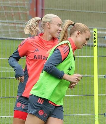 12.09.2025, FC Bayern Trainingsgelaende, Saebenerstrasse Muenchen, Fussball, im Bild: Pernille Harder (FC Bayern) und Glodis Perla Viggosdottir (FC Bayern)