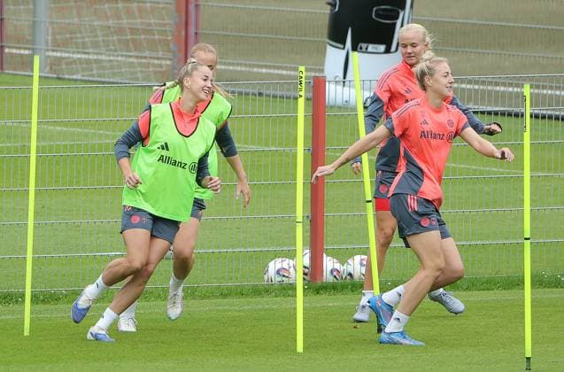 Sport Bilder des Tages 12.09.2025, FC Bayern Trainingsgelaende, Saebenerstrasse Muenchen, Fussball, im Bild: Giulia Gwinn (FC Bayern), Glodis Perla Viggosdottir (FC Bayern), Pernille Harder (FC Bayern ) und Carolin Simon (FC Bayern)