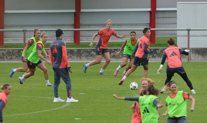 12.09.2025, FC Bayern Trainingsgelaende, Saebenerstrasse Muenchen, Fussball, im Bild: Katharina Naschenweng (FC Bayern), Giulia Gwinn (FC Bayern), Co Trainer Moritz Lemmle (FC Bayern), Carolin Simon (FC Bayern ), Arianna Caruso (FC Bayern), Momoko Tanikawa (FC Bayern) und TW Ena Mahmutovic (FC Bayern)