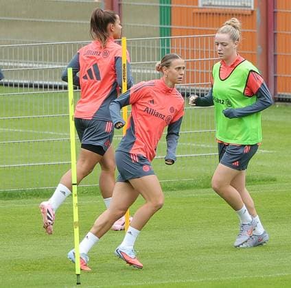 12.09.2025, FC Bayern Trainingsgelaende, Saebenerstrasse Muenchen, Fussball, im Bild: Klara Buehl (FC Bayern) und Franziska Kett (FC Bayern)