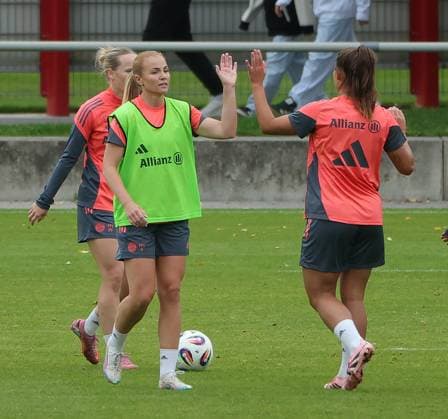 12.09.2025, FC Bayern Trainingsgelaende, Saebenerstrasse Muenchen, Fussball, im Bild: Franziska Kett (FC Bayern) und Glodis Perla Viggosdottir (FC Bayern)