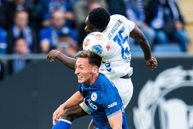 12.09.2025 - Fußball, 2025 2026, 2. Bundesliga, 5. Spieltag, DSC Arminia Bielefeld - 1. FC Magdeburg: (L-R) Marius Wörl (Bielefeld), Daniel Heber (Magdeburg) DFL REGULATIONS PROHIBIT ANY USE OF PHOTOGRAPHS AS IMAGE SEQUENCES AND OR QUASI-VIDEO.