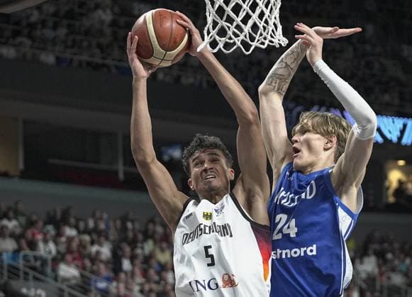 Sport Bilder des Tages Germany v Finland - FIBA EuroBasket 2025 semifinal RIGA, LATVIA - SEPTEMBER 12: Tristan Da Silva (5) of Germany in action against Miikka Muurinen (24) of Finland during the FIBA EuroBasket 2025 semifinal match between Germany and Finland at Riga Arena in Riga, Latvia, on September 12, 2025. Esra Bilgin Anadolu Riga Latvia. Editorial use only. Please get in touch for any other usage.  Copyright: x2025xAnadoluxEsraxBilginx