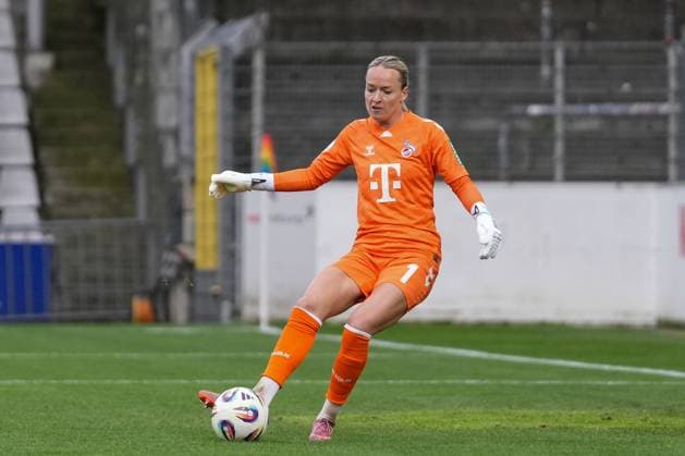 Lisa Schmitz (1.FC Köln Frauen, 01) am Ball , Deutschland, Fussball, GooglePixel Frauen-Bundesliga, 2.Spieltag, 2025 2026, SC Freiburg vs. 1. FC Köln, 12.09.2025, Dreisamstadion, Freiburg, Deutschland DFB REGULATIONS PROHIBIT ANY USE OF PHOTOGRAPHS AS IMAGE SEQUENCES AND OR QUASI-VIDEO. Freiburg Dreisamstadion Baden-Wuerttemberg Deutschland Copyright: xArnexAmbergx