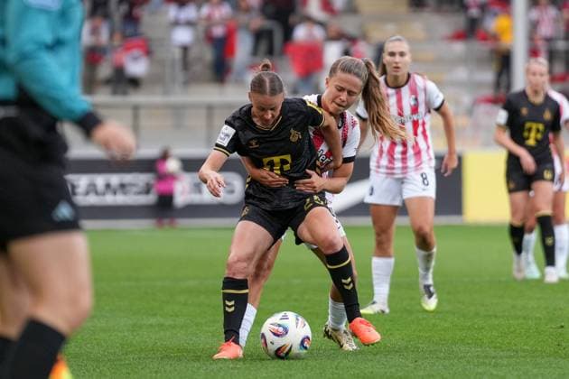 Sport Bilder des Tages Laura Donhauser (1.FC Köln Frauen, 25) im Zweikampf mit Nia Szenk (SC Freiburg, 19) , Deutschland, Fussball, GooglePixel Frauen-Bundesliga, 2.Spieltag, 2025 2026, SC Freiburg vs. 1. FC Köln, 12.09.2025, Dreisamstadion, Freiburg, Deutschland DFB REGULATIONS PROHIBIT ANY USE OF PHOTOGRAPHS AS IMAGE SEQUENCES AND OR QUASI-VIDEO. Freiburg Dreisamstadion Baden-Wuerttemberg Deutschland Copyright: xArnexAmbergx