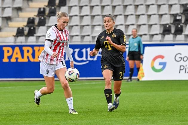 Sophie Nachtigall (SC Freiburg Frauen, 27) am Ball und im Duell mit Laura Feiersinger (1. FC Koeln Frauen, 27) GER, SC Freiburg - 1. FC Koeln, Frauen-Fussball, Google Pixel Frauen-Bundesliga, 2. Spieltag, Saison 2025 2026, 12.09.2025 DFB REGULATIONS PROHIBIT ANY USE OF PHOTOGRAPHS AS IMAGE SEQUENCES AND OR QUASI-VIDEO GER, SC Freiburg - 1. FC Koeln, Frauen-Fussball, Google Pixel Frauen-Bundesliga, 2. Spieltag, Saison 2025 2026, 12.09.2025 Freiburg Copyright: xEibner-Pressefoto ThomasxHessx EP_THS