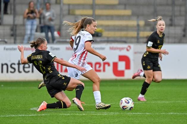 Laura Donhauser (1. FC Koeln Frauen, 25) graescht grätscht nach dem Ball bei Nia Szenk (SC Freiburg Frauen, 19) GER, SC Freiburg - 1. FC Koeln, Frauen-Fussball, Google Pixel Frauen-Bundesliga, 2. Spieltag, Saison 2025 2026, 12.09.2025 DFB REGULATIONS PROHIBIT ANY USE OF PHOTOGRAPHS AS IMAGE SEQUENCES AND OR QUASI-VIDEO GER, SC Freiburg - 1. FC Koeln, Frauen-Fussball, Google Pixel Frauen-Bundesliga, 2. Spieltag, Saison 2025 2026, 12.09.2025 Freiburg Copyright: xEibner-Pressefoto ThomasxHessx EP_THS