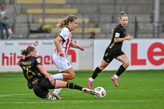 Laura Donhauser (1. FC Koeln Frauen, 25) graescht grätscht nach dem Ball bei Nia Szenk (SC Freiburg Frauen, 19) GER, SC Freiburg - 1. FC Koeln, Frauen-Fussball, Google Pixel Frauen-Bundesliga, 2. Spieltag, Saison 2025 2026, 12.09.2025 DFB REGULATIONS PROHIBIT ANY USE OF PHOTOGRAPHS AS IMAGE SEQUENCES AND OR QUASI-VIDEO GER, SC Freiburg - 1. FC Koeln, Frauen-Fussball, Google Pixel Frauen-Bundesliga, 2. Spieltag, Saison 2025 2026, 12.09.2025 Freiburg Copyright: xEibner-Pressefoto ThomasxHessx EP_THS