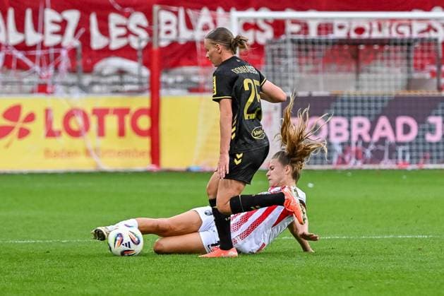 Nia Szenk (SC Freiburg Frauen, 19) graescht grätscht bei Laura Donhauser (1. FC Koeln Frauen, 25) GER, SC Freiburg - 1. FC Koeln, Frauen-Fussball, Google Pixel Frauen-Bundesliga, 2. Spieltag, Saison 2025 2026, 12.09.2025 DFB REGULATIONS PROHIBIT ANY USE OF PHOTOGRAPHS AS IMAGE SEQUENCES AND OR QUASI-VIDEO GER, SC Freiburg - 1. FC Koeln, Frauen-Fussball, Google Pixel Frauen-Bundesliga, 2. Spieltag, Saison 2025 2026, 12.09.2025 Freiburg Copyright: xEibner-Pressefoto ThomasxHessx EP_THS