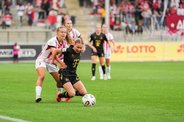 Google Pixel Frauen-Bundesliga: SC Freiburg vs. 1. FC Köln, 10.09.2025 Zweikampf zwischen Ni? Szenk (SC Freiburg, 19) und Laura Donhauser (1. FC Köln, 25) Google Pixel Frauen-Bundesliga: SC Freiburg vs. 1. FC Köln, Dreisamstadion, 10.09.2025 DFB DFL REGULATIONS PROHIBIT ANY USE OF PHOTOGRAPHS AS IMAGE SEQUENCES AND OR QUASI-VIDEO. Copyright: xBEAUTIFULxSPORTS Boscox