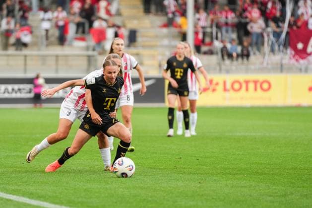 Google Pixel Frauen-Bundesliga: SC Freiburg vs. 1. FC Köln, 10.09.2025 Zweikampf zwischen Ni? Szenk (SC Freiburg, 19) und Laura Donhauser (1. FC Köln, 25) Google Pixel Frauen-Bundesliga: SC Freiburg vs. 1. FC Köln, Dreisamstadion, 10.09.2025 DFB DFL REGULATIONS PROHIBIT ANY USE OF PHOTOGRAPHS AS IMAGE SEQUENCES AND OR QUASI-VIDEO. Copyright: xBEAUTIFULxSPORTS Boscox