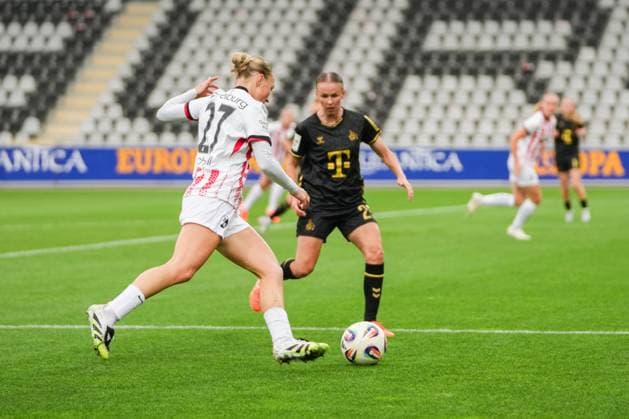 Google Pixel Frauen-Bundesliga: SC Freiburg vs. 1. FC Köln, 10.09.2025 Sophie Nachtigall (SC Freiburg, 27) die versucht einen Ball reinzuschlagen Google Pixel Frauen-Bundesliga: SC Freiburg vs. 1. FC Köln, Dreisamstadion, 10.09.2025 DFB DFL REGULATIONS PROHIBIT ANY USE OF PHOTOGRAPHS AS IMAGE SEQUENCES AND OR QUASI-VIDEO. Copyright: xBEAUTIFULxSPORTS Boscox