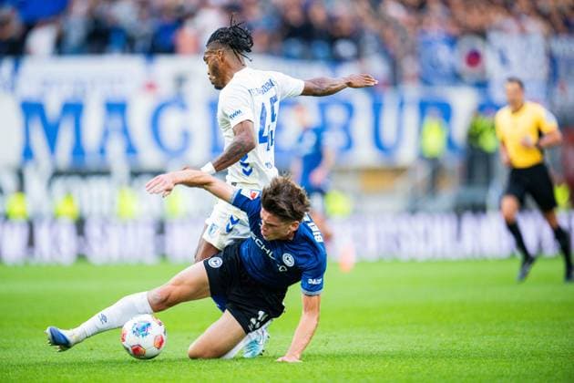 12.09.2025 - Fußball, 2025 2026, 2. Bundesliga, 5. Spieltag, DSC Arminia Bielefeld - 1. FC Magdeburg: (L-R) Ado Onaiwu (Magdeburg), Maximilian Großer (Bielefeld) DFL REGULATIONS PROHIBIT ANY USE OF PHOTOGRAPHS AS IMAGE SEQUENCES AND OR QUASI-VIDEO.