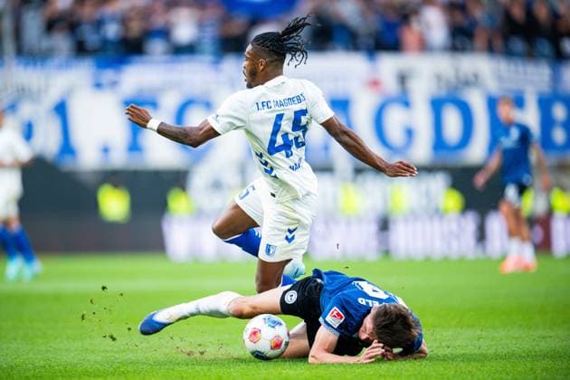 12.09.2025 - Fußball, 2025 2026, 2. Bundesliga, 5. Spieltag, DSC Arminia Bielefeld - 1. FC Magdeburg: (L-R) Ado Onaiwu (Magdeburg), Maximilian Großer (Bielefeld) DFL REGULATIONS PROHIBIT ANY USE OF PHOTOGRAPHS AS IMAGE SEQUENCES AND OR QUASI-VIDEO.