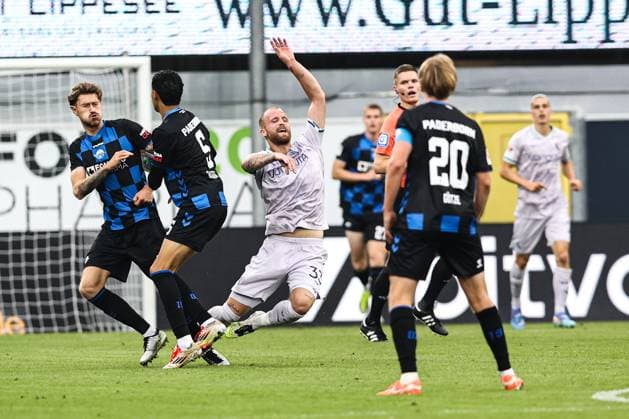 Philipp Hofmann (VfL Bochum,33) gegen Santiago Castaneda (M.,SC Paderborn,5) und Calvin Brackelmann (l.,SC Paderborn,4) - 2. Fußball Bundesliga Saison 2025-2026 SC Paderborn vs. VfL Bochum in der Home Deluxe Arena in Paderborn - Aktion,Fußball,Mann,Männer,Deutschland,12.09.2025
