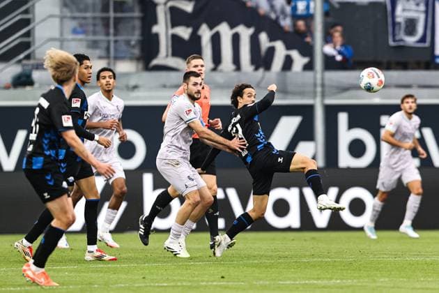 Mika Baur (SC Paderborn,14) gegen Matus Bero (VfL Bochum,19) - 2. Fußball Bundesliga Saison 2025-2026 SC Paderborn vs. VfL Bochum in der Home Deluxe Arena in Paderborn - Aktion,Fußball,Mann,Männer,Deutschland,12.09.2025