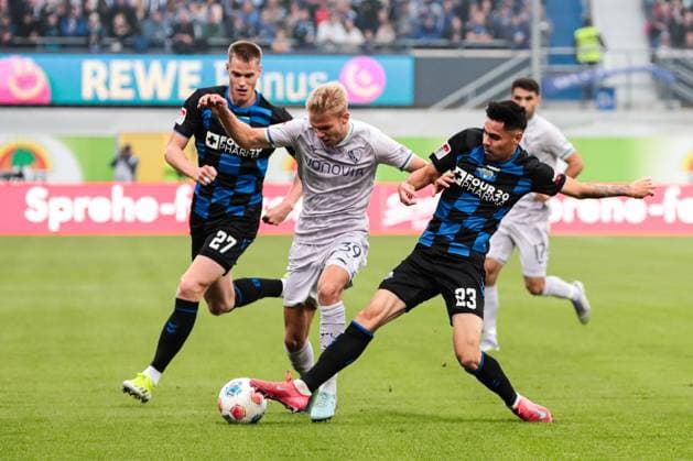 Leandro Morgalla (VfL Bochum,39) gegen Raphael Obermair (SC Paderborn,23) - 2. Fußball Bundesliga Saison 2025-2026 SC Paderborn vs. VfL Bochum in der Home Deluxe Arena in Paderborn - Aktion,Fußball,Mann,Männer,Deutschland,12.09.2025