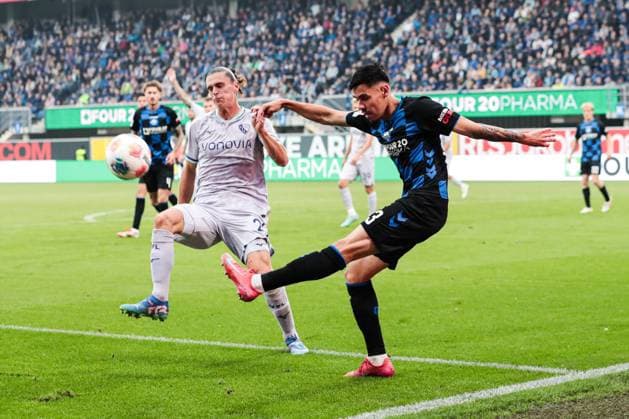Raphael Obermair (SC Paderborn,23) gegen Noah Loosli (VfL Bochum,20) - 2. Fußball Bundesliga Saison 2025-2026 SC Paderborn vs. VfL Bochum in der Home Deluxe Arena in Paderborn - Aktion,Fußball,Mann,Männer,Deutschland,12.09.2025