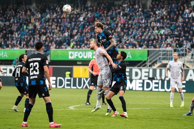 Philipp Hofmann (VfL Bochum,33) gegen Calvin Brackelmann (SC Paderborn,4) - 2. Fußball Bundesliga Saison 2025-2026 SC Paderborn vs. VfL Bochum in der Home Deluxe Arena in Paderborn - Aktion,Fußball,Mann,Männer,Deutschland,12.09.2025