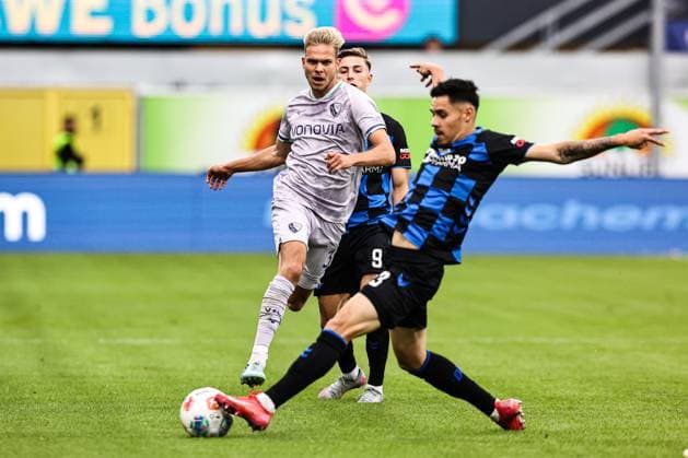 Sport Bilder des Tages Leandro Morgalla (VfL Bochum,39) gegen Raphael Obermair (SC Paderborn,23) - 2. Fußball Bundesliga Saison 2025-2026 SC Paderborn vs. VfL Bochum in der Home Deluxe Arena in Paderborn - Aktion,Fußball,Mann,Männer,Deutschland,12.09.2025 *** Leandro Morgalla VfL Bochum,39 vs Raphael Obermair SC Paderborn,23 2 Soccer Bundesliga Season 2025 2026 SC Paderborn vs VfL Bochum at the Home Deluxe Arena in Paderborn Action,Soccer,Man,Men,Germany,12 09 2025