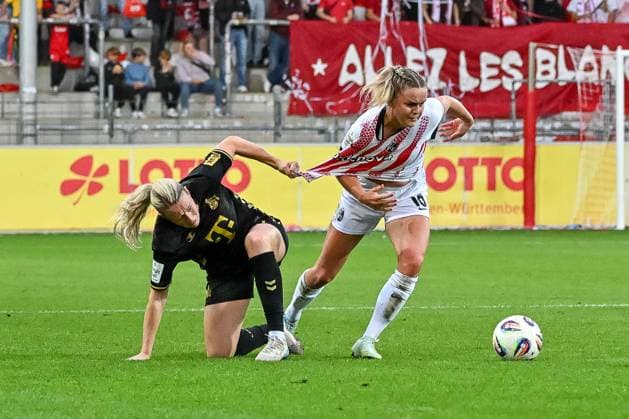 Sandra Maria Jessen (1. FC Koeln, 06), Greta Stegemann (SC Freiburg Frauen, 16) im Duell und Zweikampf um den Ball. GER, SC Freiburg - 1. FC Koeln, Frauen-Fussball, Google Pixel Frauen-Bundesliga, 2. Spieltag, Saison 2025 2026, 12.09.2025 DFB REGULATIONS PROHIBIT ANY USE OF PHOTOGRAPHS AS IMAGE SEQUENCES AND OR QUASI-VIDEO GER, SC Freiburg - 1. FC Koeln, Frauen-Fussball, Google Pixel Frauen-Bundesliga, 2. Spieltag, Saison 2025 2026, 12.09.2025 Freiburg Copyright: xEibner-Pressefoto ThomasxHessx EP_THS