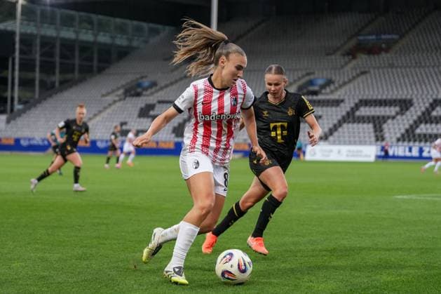 Alena Bienz (SC Freiburg, 08) am Ball , Deutschland, Fussball, GooglePixel Frauen-Bundesliga, 2.Spieltag, 2025 2026, SC Freiburg vs. 1. FC Köln, 12.09.2025, Dreisamstadion, Freiburg, Deutschland DFB REGULATIONS PROHIBIT ANY USE OF PHOTOGRAPHS AS IMAGE SEQUENCES AND OR QUASI-VIDEO. Freiburg Dreisamstadion Baden-Wuerttemberg Deutschland Copyright: xArnexAmbergx