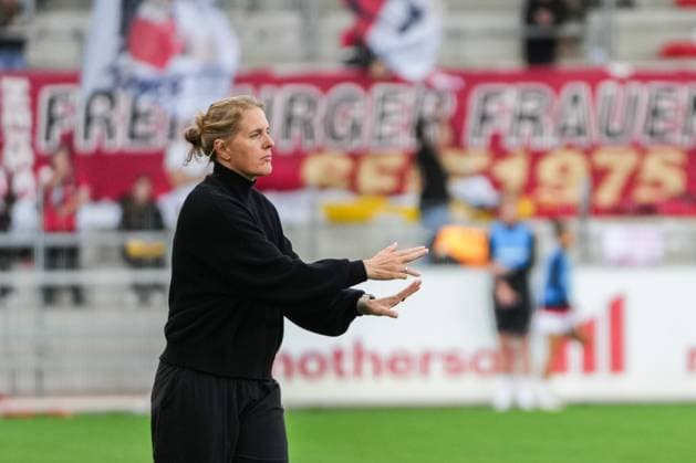 Google Pixel Frauen-Bundesliga: SC Freiburg vs. 1. FC Köln, 10.09.2025 Britta Carlson (1. FC Köln, Cheftrainerin) die Anweisungen gibt Google Pixel Frauen-Bundesliga: SC Freiburg vs. 1. FC Köln, Dreisamstadion, 10.09.2025 DFB DFL REGULATIONS PROHIBIT ANY USE OF PHOTOGRAPHS AS IMAGE SEQUENCES AND OR QUASI-VIDEO. Copyright: xBEAUTIFULxSPORTS Boscox
