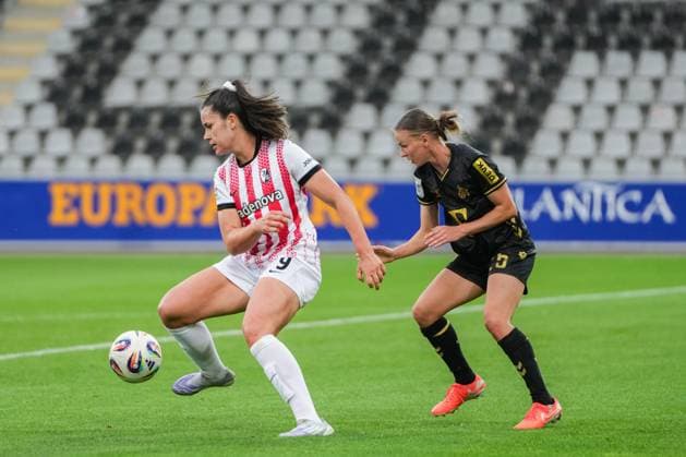 Google Pixel Frauen-Bundesliga: SC Freiburg vs. 1. FC Köln, 10.09.2025 Svenja Fölmli (SC Freiburg, 9) im Zweikampf mit Laura Donhauser (1. FC Köln, 25) Google Pixel Frauen-Bundesliga: SC Freiburg vs. 1. FC Köln, Dreisamstadion, 10.09.2025 DFB DFL REGULATIONS PROHIBIT ANY USE OF PHOTOGRAPHS AS IMAGE SEQUENCES AND OR QUASI-VIDEO. Copyright: xBEAUTIFULxSPORTS Boscox