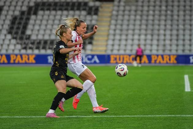 Google Pixel Frauen-Bundesliga: SC Freiburg vs. 1. FC Köln, 10.09.2025 Weronika Zawistowska (1. FC Köln, 10) im Zweikampf mit Lisa Karl (SC Freiburg, 2) Google Pixel Frauen-Bundesliga: SC Freiburg vs. 1. FC Köln, Dreisamstadion, 10.09.2025 DFB DFL REGULATIONS PROHIBIT ANY USE OF PHOTOGRAPHS AS IMAGE SEQUENCES AND OR QUASI-VIDEO. Copyright: xBEAUTIFULxSPORTS Boscox