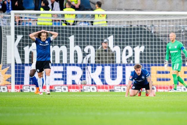 12.09.2025 - Fußball, 2025 2026, 2. Bundesliga, 5. Spieltag, DSC Arminia Bielefeld - 1. FC Magdeburg: (L-R) Mael Corboz (Bielefeld), Joel Grodowski (Bielefeld) am Boden DFL REGULATIONS PROHIBIT ANY USE OF PHOTOGRAPHS AS IMAGE SEQUENCES AND OR QUASI-VIDEO.
