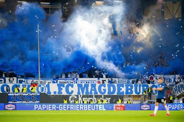 12.09.2025 - Fußball, 2025 2026, 2. Bundesliga, 5. Spieltag, DSC Arminia Bielefeld - 1. FC Magdeburg: Fans (Magdeburg) mit Pyrotechnik DFL REGULATIONS PROHIBIT ANY USE OF PHOTOGRAPHS AS IMAGE SEQUENCES AND OR QUASI-VIDEO.