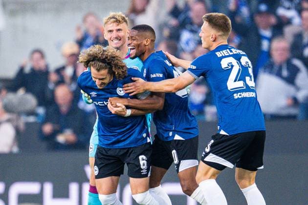 12.09.2025 - Fußball, 2025 2026, 2. Bundesliga, 5. Spieltag, DSC Arminia Bielefeld - 1. FC Magdeburg: (L-R) Mael Corboz (Bielefeld) jubelt nach seinem Tor zum 1:0 mit Jonas Kersken (Bielefeld), Isaiah Young (Bielefeld), Leon Schneider (Bielefeld) DFL REGULATIONS PROHIBIT ANY USE OF PHOTOGRAPHS AS IMAGE SEQUENCES AND OR QUASI-VIDEO.