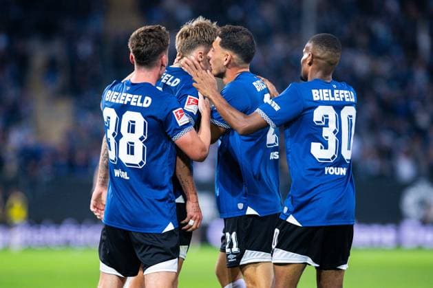 12.09.2025 - Fußball, 2025 2026, 2. Bundesliga, 5. Spieltag, DSC Arminia Bielefeld - 1. FC Magdeburg: (M) Joel Grodowski (Bielefeld) jubelt nach seinem Tor zum 2:0 mit (L-R) Marius Wörl (Bielefeld), Stefano Russo (Bielefeld), Isaiah Young (Bielefeld) DFL REGULATIONS PROHIBIT ANY USE OF PHOTOGRAPHS AS IMAGE SEQUENCES AND OR QUASI-VIDEO.