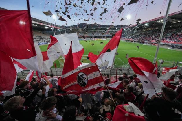 Fans und Ultras auf der Tribüne machen Stimmung, Fahnen , Deutschland, Fussball, GooglePixel Frauen-Bundesliga, 2.Spieltag, 2025 2026, SC Freiburg vs. 1. FC Köln, 12.09.2025, Dreisamstadion, Freiburg, Deutschland DFB REGULATIONS PROHIBIT ANY USE OF PHOTOGRAPHS AS IMAGE SEQUENCES AND OR QUASI-VIDEO. Freiburg Dreisamstadion Baden-Wuerttemberg Deutschland Copyright: xArnexAmbergx