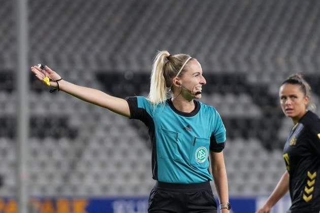 Julia Boike (Schiedsrichterin) , Deutschland, Fussball, GooglePixel Frauen-Bundesliga, 2.Spieltag, 2025 2026, SC Freiburg vs. 1. FC Köln, 12.09.2025, Dreisamstadion, Freiburg, Deutschland DFB REGULATIONS PROHIBIT ANY USE OF PHOTOGRAPHS AS IMAGE SEQUENCES AND OR QUASI-VIDEO. Freiburg Dreisamstadion Baden-Wuerttemberg Deutschland Copyright: xArnexAmbergx