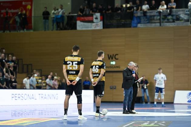 Schweigeminute für den verstorbenen Handballschiedsrichter Marcus Helbig vor dem Spiel - HC Elbflorenz 2006 vs. 1.VfL Potsdam, 2. Handball Bundesliga Herren, Spielzeit 2025 2026, 12.09.2025 HC Elbflorenz 2006 vs. 1. VfL Potsdam, 2. Handball Bundesliga Herren, Spielzeit 2025 2026, 12.09.2025 Dresden Copyright: xEibner-Pressefoto xHoepnerx EP_PHR