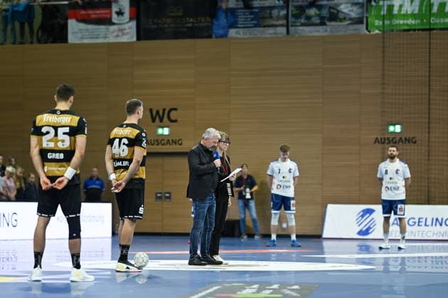 Schweigeminute für den verstorbenen Handballschiedsrichter Marcus Helbig vor dem Spiel - HC Elbflorenz 2006 vs. 1.VfL Potsdam, 2. Handball Bundesliga Herren, Spielzeit 2025 2026, 12.09.2025 HC Elbflorenz 2006 vs. 1. VfL Potsdam, 2. Handball Bundesliga Herren, Spielzeit 2025 2026, 12.09.2025 Dresden Copyright: xEibner-Pressefoto xHoepnerx EP_PHR