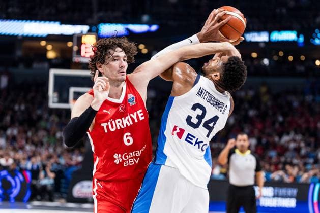 Sport Bilder des Tages FIBA EuroBasket 2025: Griechenland - Türkei; 12.09.2025 Cedi Osman (Türkei, 6), Giannis Antetokounmpo (Griechenland, 34) am Ball FIBA EuroBasket 2025: Griechenland - Türkei; Riga, Arena Riga am 12.09.2025 Copyright: xBEAUTIFULxSPORTS Wunderlx