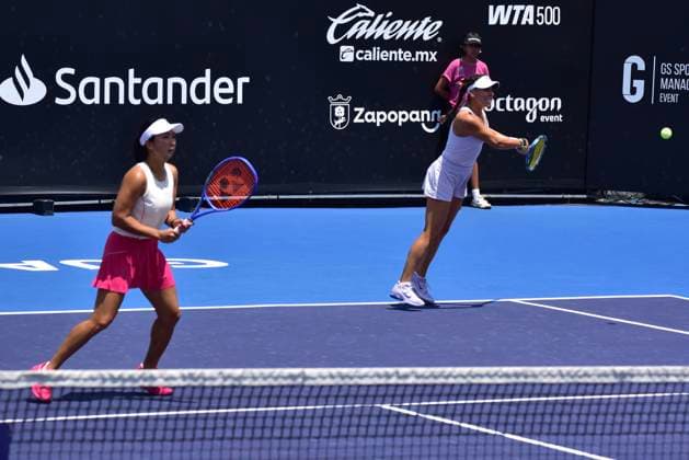 WTA, Tennis Damen GUADALAJARA 250 OPEN WTA GUADALAJARA 250 OPEN ANEY GLEASON VS OLMOS SUTJIADI 12092025 GUADALAJARA, JALISCO. Action photo of Giuliana Olmos and Aldila Sutjiadi, during day 5 the WTA Guadalajara 250 Open, held at the Centro Panamericano de Tenis of Guadalajara, Jalisco, Mexico. Foto de accion de Giuliana Olmos y Aldila Sutjiadi durante el dia 4 del WTA Guadalajara 250 Open, celebrado en el Centro Panamericano de Tenis de Guadalajara, Jalisco, Mexico PHOTO BY IMAGENSHOP AGENCIA FOTOGRAFICA GUADALAJARA JALISCO MEXICO Copyright: xIMAGENSHOPxAGENCIAxFOTOGRAFICAx