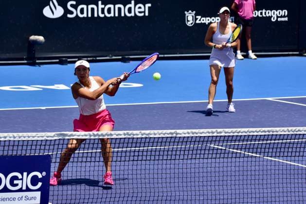 WTA, Tennis Damen GUADALAJARA 250 OPEN WTA GUADALAJARA 250 OPEN ANEY GLEASON VS OLMOS SUTJIADI 12092025 GUADALAJARA, JALISCO. Action photo of Giuliana Olmos and Aldila Sutjiadi, during day 5 the WTA Guadalajara 250 Open, held at the Centro Panamericano de Tenis of Guadalajara, Jalisco, Mexico. Foto de accion de Giuliana Olmos y Aldila Sutjiadi durante el dia 5 del WTA Guadalajara 250 Open, celebrado en el Centro Panamericano de Tenis de Guadalajara, Jalisco, Mexico PHOTO BY IMAGENSHOP AGENCIA FOTOGRAFICA GUADALAJARA JALISCO MEXICO Copyright: xIMAGENSHOPxAGENCIAxFOTOGRAFICAx