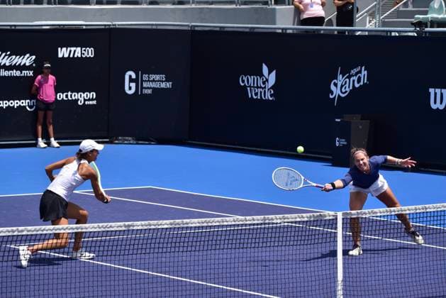 WTA, Tennis Damen GUADALAJARA 250 OPEN WTA GUADALAJARA 250 OPEN ANEY GLEASON VS OLMOS SUTJIADI 12092025 GUADALAJARA, JALISCO. Action photo of Jessie Aney and Quinn Gleason, during day 5 the WTA Guadalajara 250 Open, held at the Centro Panamericano de Tenis of Guadalajara, Jalisco, Mexico. Foto de accion de Jessie Aney y Quinn Gleason, durante el dia 5 del WTA Guadalajara 250 Open, celebrado en el Centro Panamericano de Tenis de Guadalajara, Jalisco, Mexico PHOTO BY IMAGENSHOP AGENCIA FOTOGRAFICA GUADALAJARA JALISCO MEXICO Copyright: xIMAGENSHOPxAGENCIAxFOTOGRAFICAx
