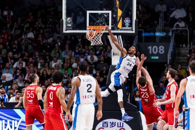 FIBA EuroBasket 2025: Griechenland - Türkei; 12.09.2025 Giannis Antetokounmpo (Griechenland, 34) dunkt FIBA EuroBasket 2025: Griechenland - Türkei; Riga, Arena Riga am 12.09.2025 Copyright: xBEAUTIFULxSPORTS Wunderlx