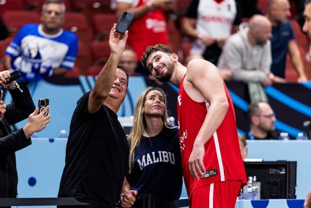 FIBA EuroBasket 2025: Griechenland - Türkei; 12.09.2025 Alperen Sengun (Türkei, 23) macht einen Selfie mit Fans FIBA EuroBasket 2025: Griechenland - Türkei; Riga, Arena Riga am 12.09.2025 Copyright: xBEAUTIFULxSPORTS Wunderlx