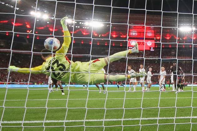 1. Bundesliga - Bayer 04 Leverkusen - Eintracht Frankfurt am 12.09.2025 in der BayArena in Leverkusen Alejandro Grimaldo (Leverkusen 20) erzielt gegen Torwart Michael Zetterer (Frankfurt 23) das Tor zum 1 zu 0 *** 1 Bundesliga Bayer 04 Leverkusen Eintracht Frankfurt on 12 09 2025 at BayArena in Leverkusen Alejandro Grimaldo Leverkusen 20 scores against goalkeeper Michael Zetterer Frankfurt 23 to make it 1 - 0 MH