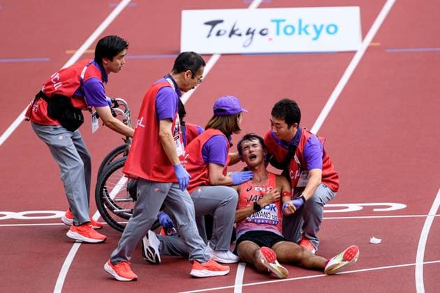 250913 Masatora Kawano of Japan receives medical attention after competing in men s 35 kilometers race walk during day 1 of the 2025 World Athletics Championships on September 13, 2025 in Tokyo. Photo: Joel Marklund BILDBYRAN kod JM JM0729 bbeng friidrott athletics friidrett 2025 world athletics championships world athletics championships tokyo 25 friidrotts-vm friidretts-vm vm *** 250913 Masatora Kawano of Japan receives medical attention after competing in men s 35 kilometers race walk during day 1 of the 2025 World Athletics Championships on September 13, 2025 in Tokyo Photo Joel Marklund BILDBYRAN kod JM JM0729 bbeng friidrott athletics friidrett 2025 world athletics championships world athletics championships tokyo 25 friidrotts vm friidretts vm vm  Copyright: JOELxMARKLUND BB250913JM031