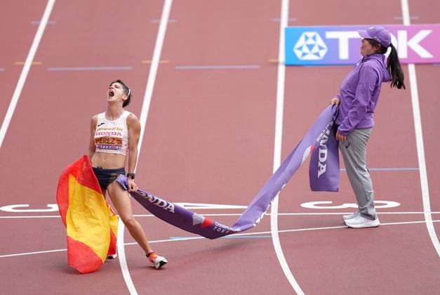 (250913) -- TOKYO, Sept. 13, 2025 -- Maria Perez (L) of Spain celebrates after winning the women s 35km Race Walk Final at the 2025 World Athletics Championships at the National Stadium in Tokyo, Japan, Sept. 13, 2025. ) (SP)JAPAN-TOKYO-ATHLETICS-WORLD ATHLETICS CHAMPIONSHIPS-WOMEN S 35KM RACE WALK FINAL JuxHuanzong 