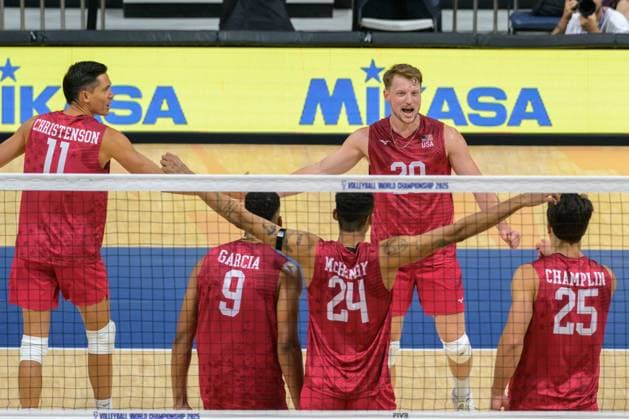 September 13, 2025, Pasay City, Manila, Philippines: USA vs Columbia in the Pool Phase during the FIVB Mens Volleyball World Championship, WM, Weltmeisterschaft 2025 in Manila, Philippines. USA beat Columbia in 3 sets. Jordan EWERT is congratulated on an ace. Pasay City Philippines - ZUMAr144 20250913_zap_r144_006 Copyright: xJaynexRussellx